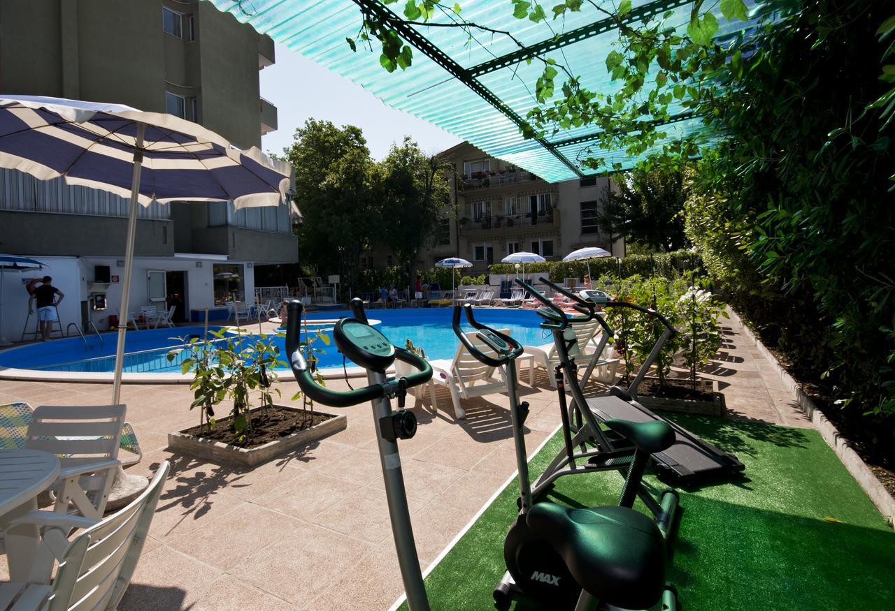 Hotel Trafalgar Римини Экстерьер фото